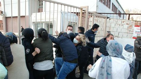 İ­z­m­i­r­­d­e­ ­ö­ğ­r­e­n­c­i­l­e­r­i­ ­t­a­c­i­z­ ­e­d­e­n­ ­k­a­n­t­i­n­c­i­n­i­n­ ­s­ö­z­l­e­ş­m­e­s­i­ ­f­e­s­h­e­d­i­l­d­i­